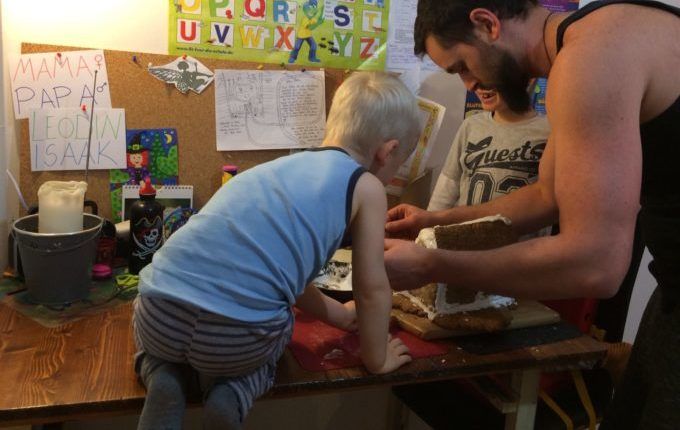 Lebkuchenhaus mit Sprungschanze - Papa hilft beim Kleben des Lebkuchenhauses