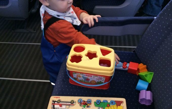 Zugfahrt mit Kleinkind - Kind spielt mit Spielzeug