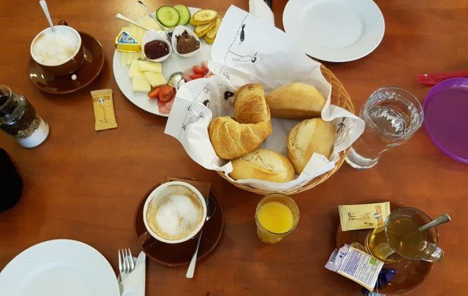 Café Krümelkeks - voller Tisch