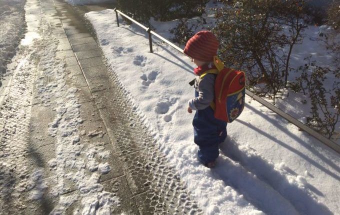 Kind will sich nicht anziehen lassen - Kind im Schnee