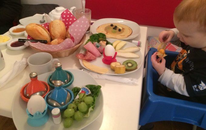 Kindercafé Driss im Wunderland - Tisch voller Essen
