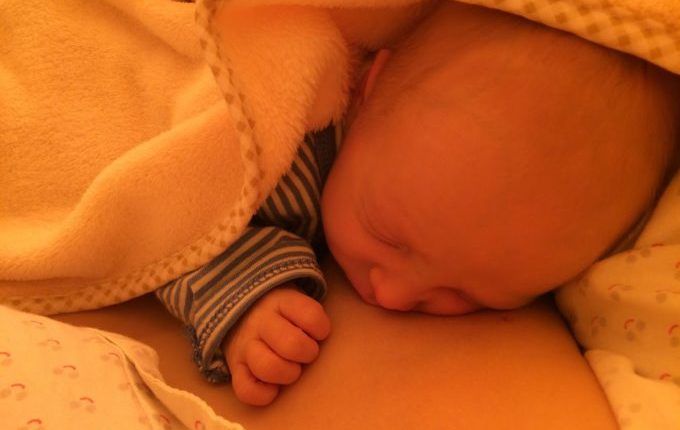 Mein schönster Moment mit Kind, Baby - Blogparade - Baby schläft auf Brust