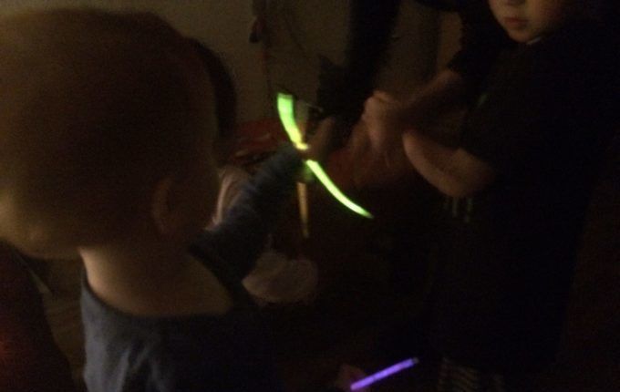 Silvester mit Kindern feiern - Kinder mit Knicklichtern