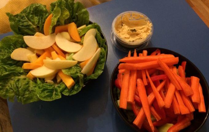 Silvester mit Kindern feiern - Snack aus Gemüse, Obst und Hummus