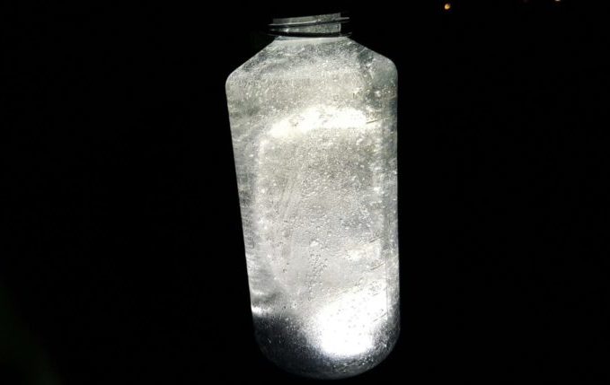 12 von 12 - Februar 2017 - gefrorene Wasserflasche