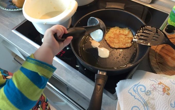 12 von 12 - Februar 2017 - Kind macht Eierkuchen, Pfannkuchen