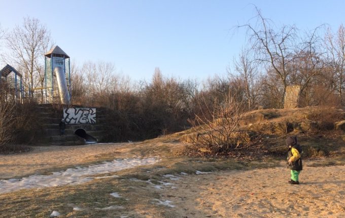 Abenteuerspielplatz im Libertypark - Hügel und Steine zum Klettern