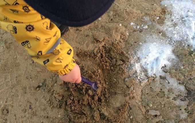 Abenteuerspielplatz im Libertypark - Kind backt Sandkuchen