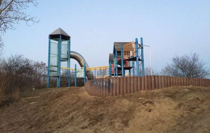 Abenteuerspielplatz im Libertypark - steile Rutsche