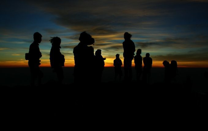 Dauerstillen oder auch Clusterfeeding - Gruppe im Sonnenuntergang