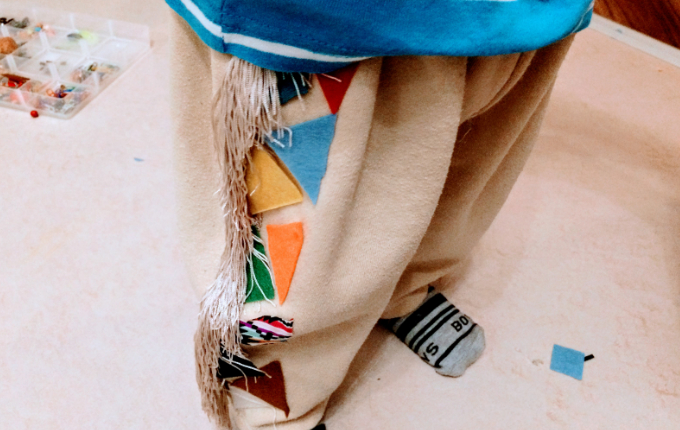 Indianer Hose mit Fransen und bunten Mustern