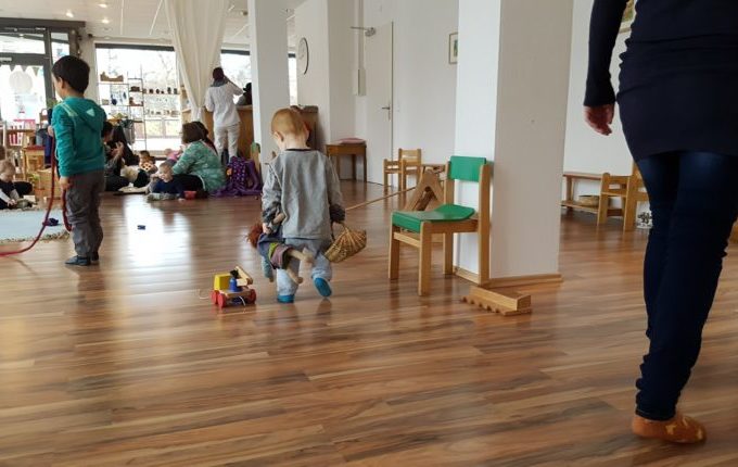 Kindercafé Sonnenkind - Kind mit Puppe