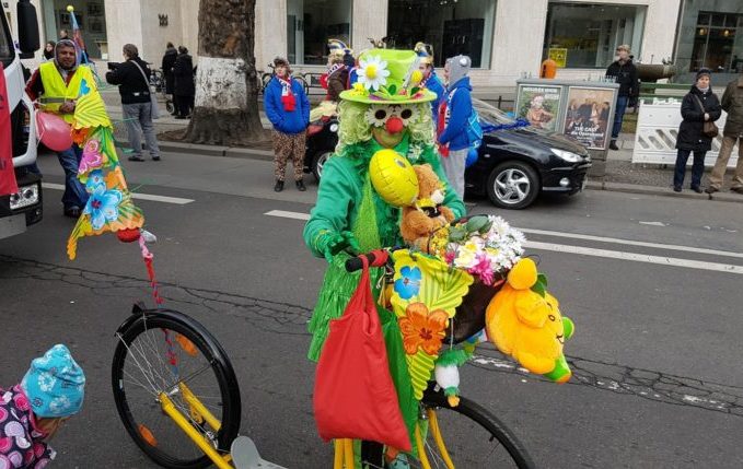 Mit Kind zum Faschingsumzug - Blumenfrau