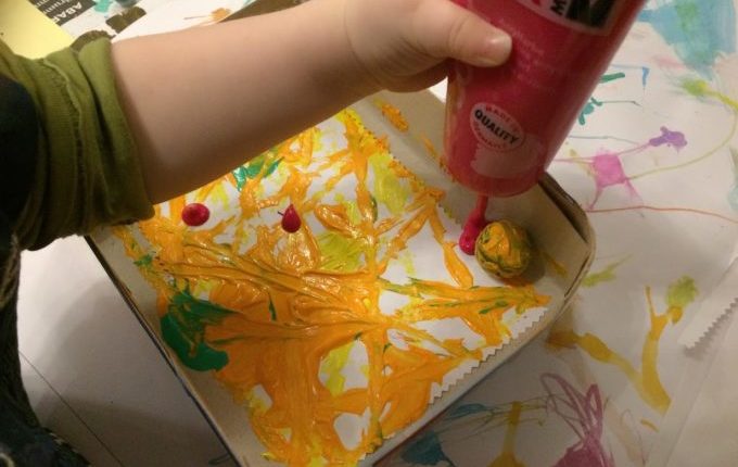 Murmelbilder - Kind drückt Acrylfarbe aus Tube