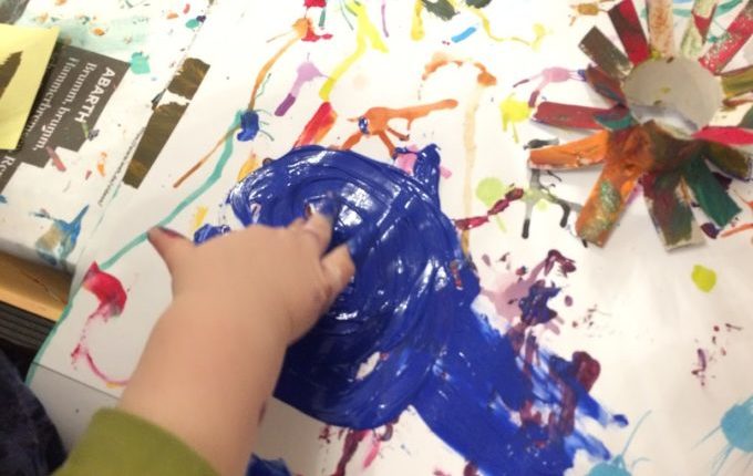 Murmelbilder - Kind malt mit Händen