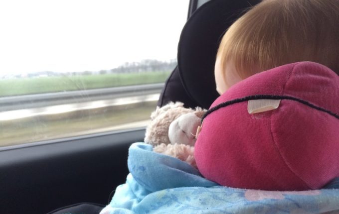 6 Tipps für eine lange, aber entspannte Autofahrt mit Kleinkind - Kind schläft