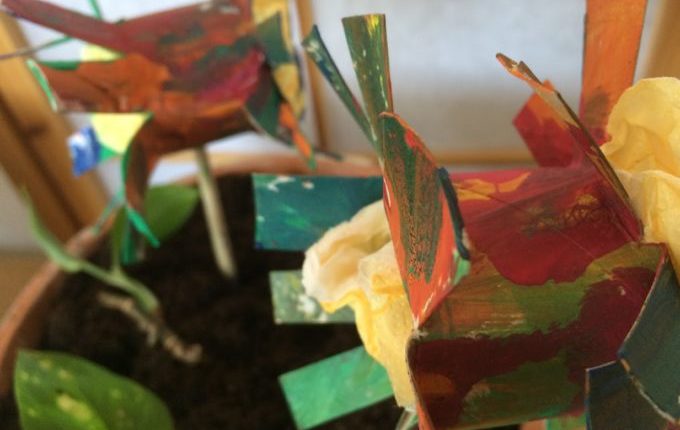 Frühlingsblumen - angemalt und mit Glitzer dekoriert