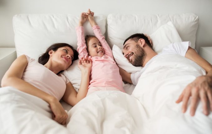 Familienbett - Warum eigentlich (nicht) - Eltern kuscheln mit Kind im Bett