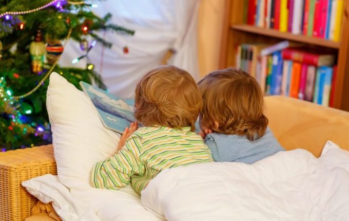 Familienbett - Warum eigentlich (nicht) - Kinder lesen zusammen im Bett