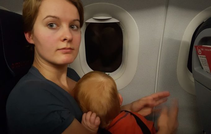 Fliegen mit Kindern - Mutter stillt Kind