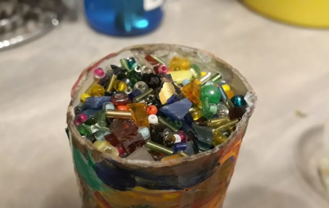 Kaleidoskop - mit Glasperlen und Glasscherben bedeckt