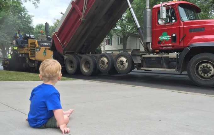 Mein Sohn mag Mädchensachen - Kind beobachtet Arbeiter und Autos