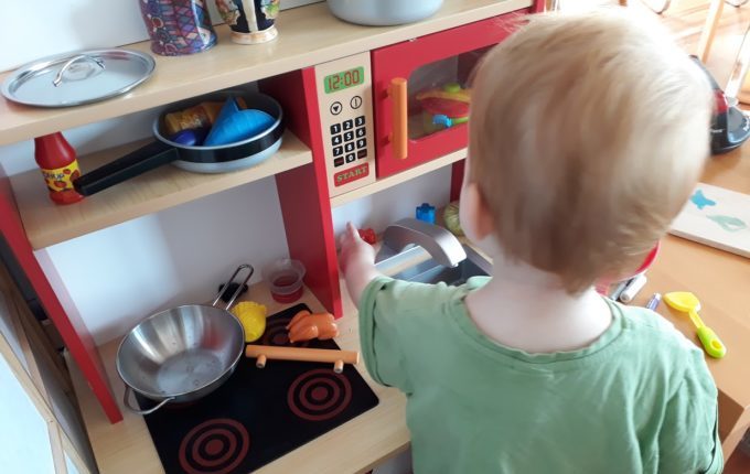 Mein Sohn mag Mädchensachen - Kind spielt mit Küche