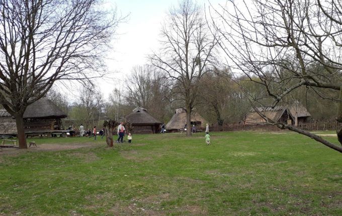 Museumsdorf Düppel - Kinder spielen und rennen