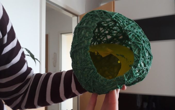 Ostereier aus Wolle - Luftballon löst sich innen von Wolle