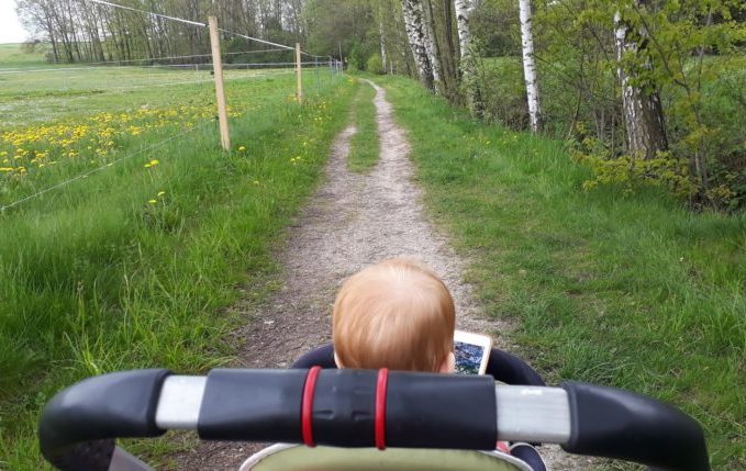 12 von 12 - Mai 2017 - Kind guckt im Kinderwagen Tablet