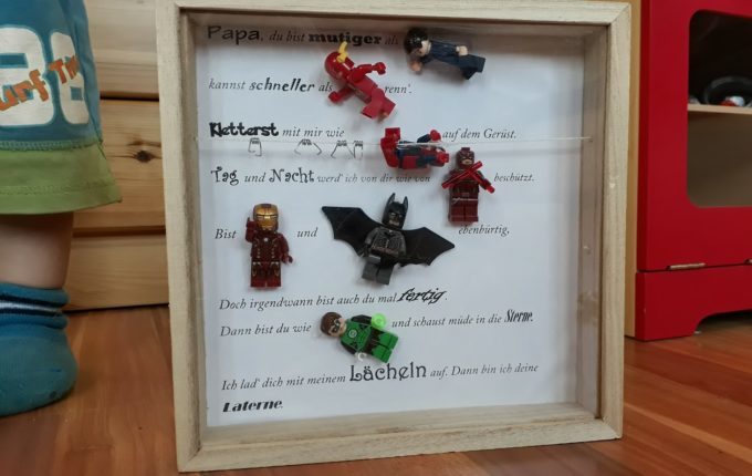 Geschenk für Superhelden - Lego Superhelden Figuren in 3D-Rahmen geklebt