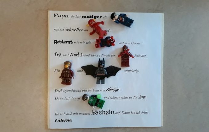 Geschenk für Superhelden - Superhelden Legofiguren auf Text platziert