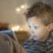 Treffen sich ein Kind und ein Tablet