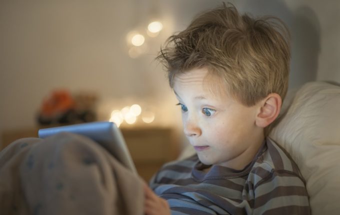 Treffen sich ein Kind und ein Tablet - Kind starrt auf Tablet