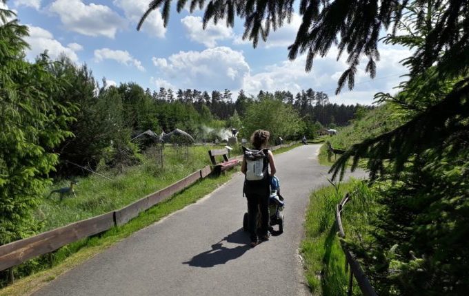 Dinopark Germendorf - Frau fährt Kind im Kinderwagen