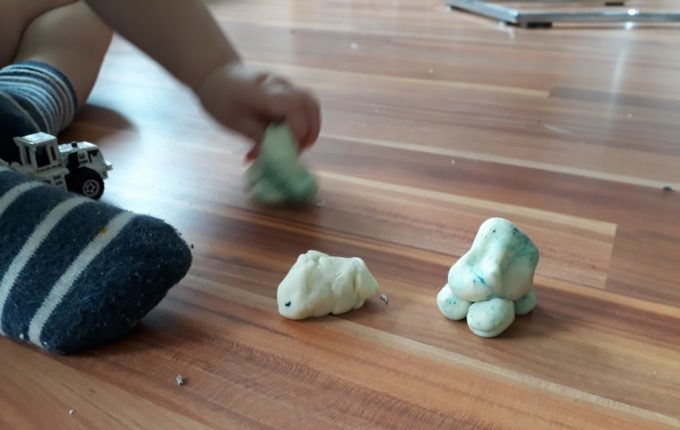 Knete selber machen - Kind spielt mit Knete
