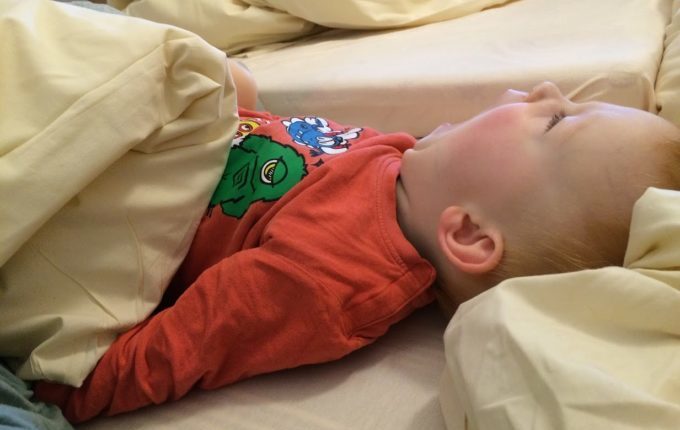 Mein Kind will nicht schlafen gehen - Kind gähnt im Bett