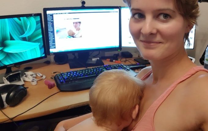 12 von 12 - Juli 2017 - Mutter stillt Kind bei der Arbeit am Computer