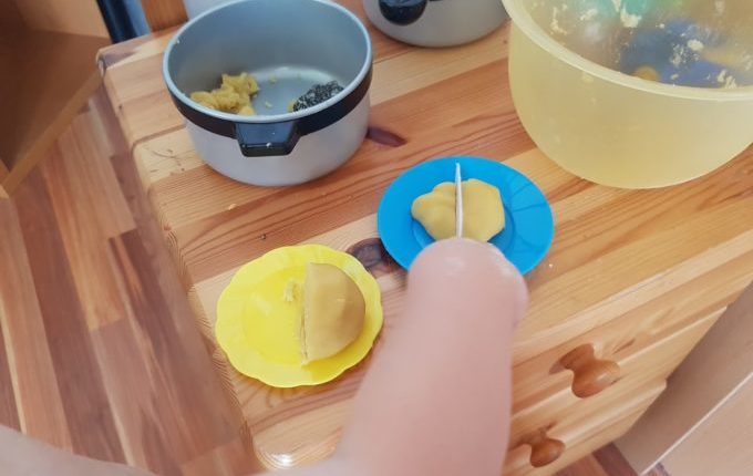 Kind schneidet Super Sand mit Messer