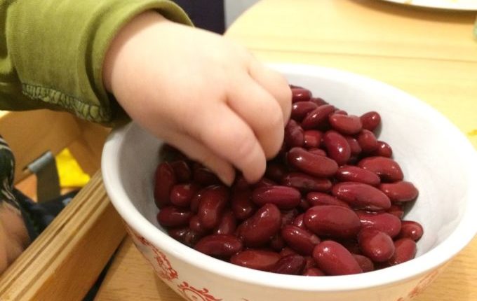 Tischmanieren der Kinder - Blogparade - Kind greift zu Kidneybohnen