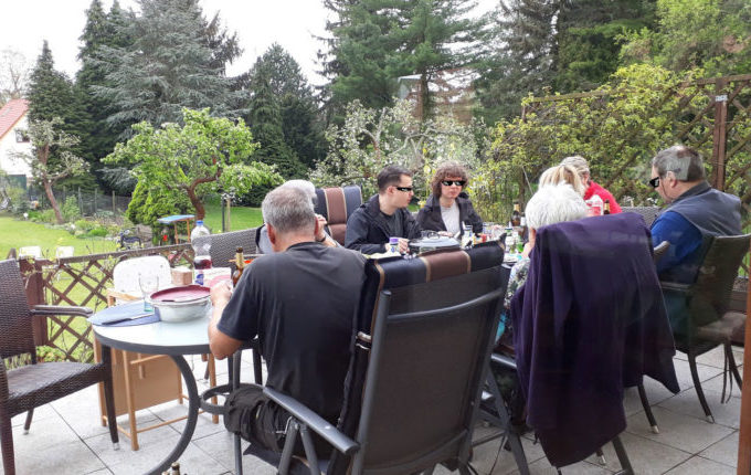 Wenn Erziehungsstile kollidieren - Familie beim Essen