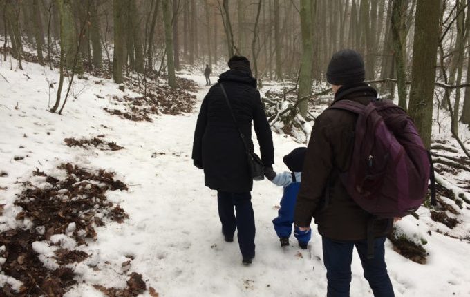 Wenn Erziehungsstile kollidieren - Familie beim Waldspaziergang im Winter