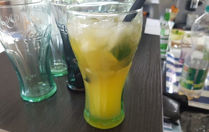 alkoholfreier Cocktail mit Limetten