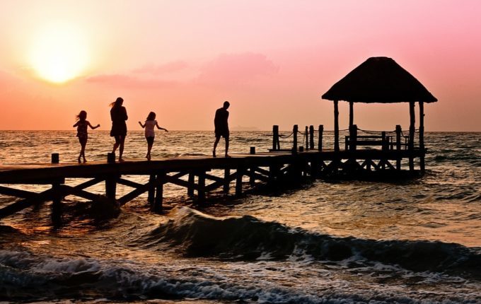 Familie bei Sonnenuntergang auf dem Steg