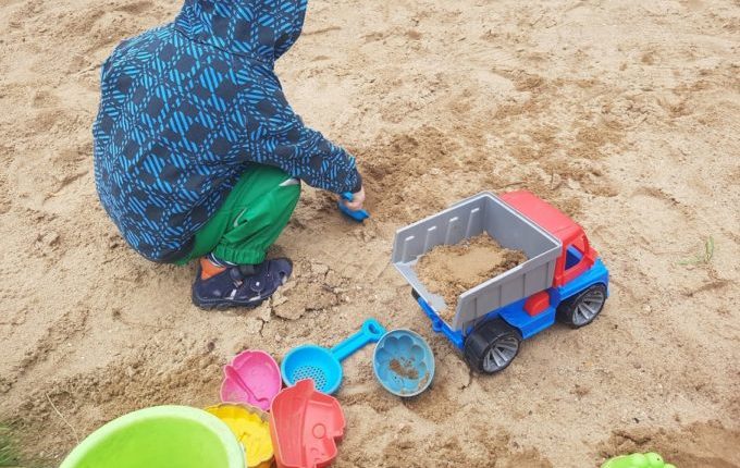 Kind spielt im Sandkasten