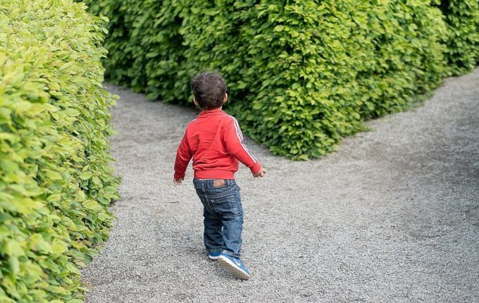 Kind steht vor zwei Wegen