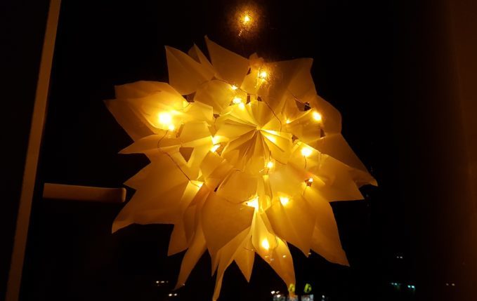 selbst gebastelter Weihnachtsstern mit Lichterkette