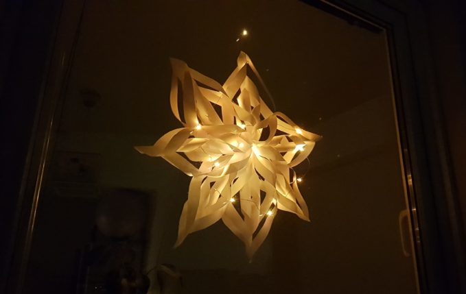 Weihnachtsstern mit Kringeln und Lichterkette