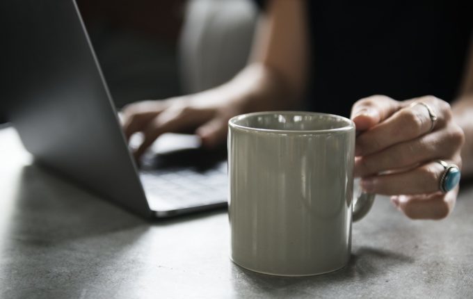 Frau mit Tasse am Laptop.jpg