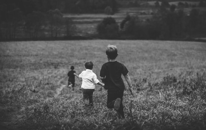 Kinder rennen über Wiese